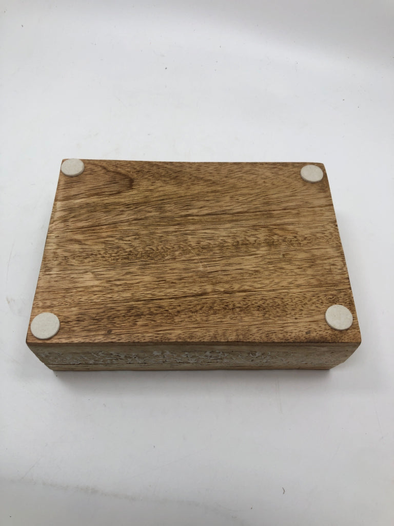MEDALLION CARVED WOOD BOX.