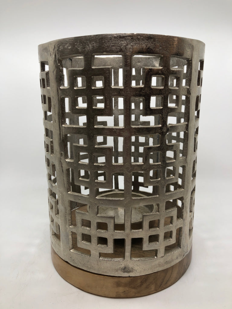 METAL GEOMETRIC CANDLE SLEEVE W/WOOD BASE.