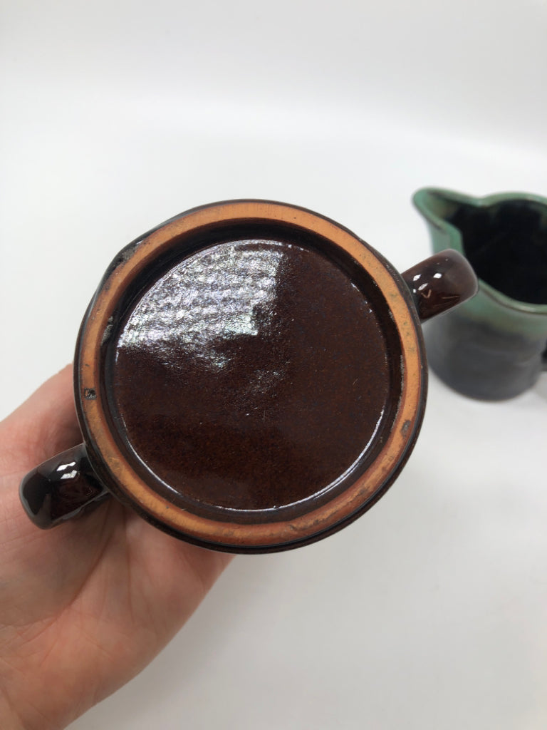 BROWN/GREEN GLAZE SUGAR AND CREAMER POTTERY SET.