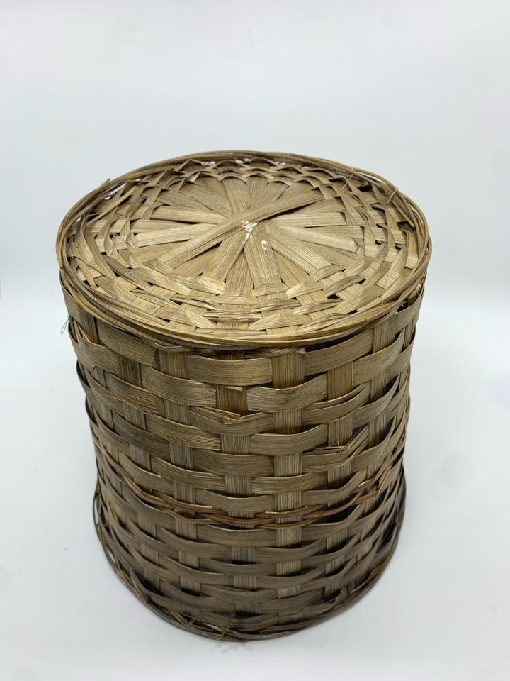 BROWN WOVEN WICKER PLANTER.