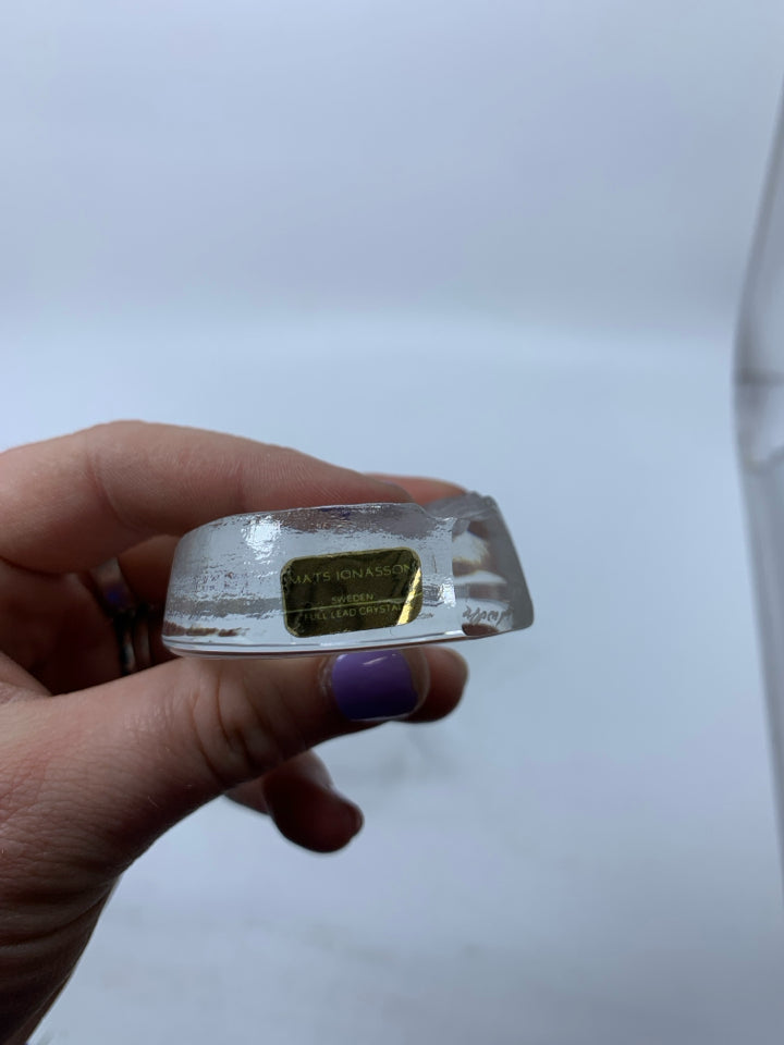 SMALL CRYSTAL CIRCLE W/ ETCHED CAT MATS JONASSON IN BAG.