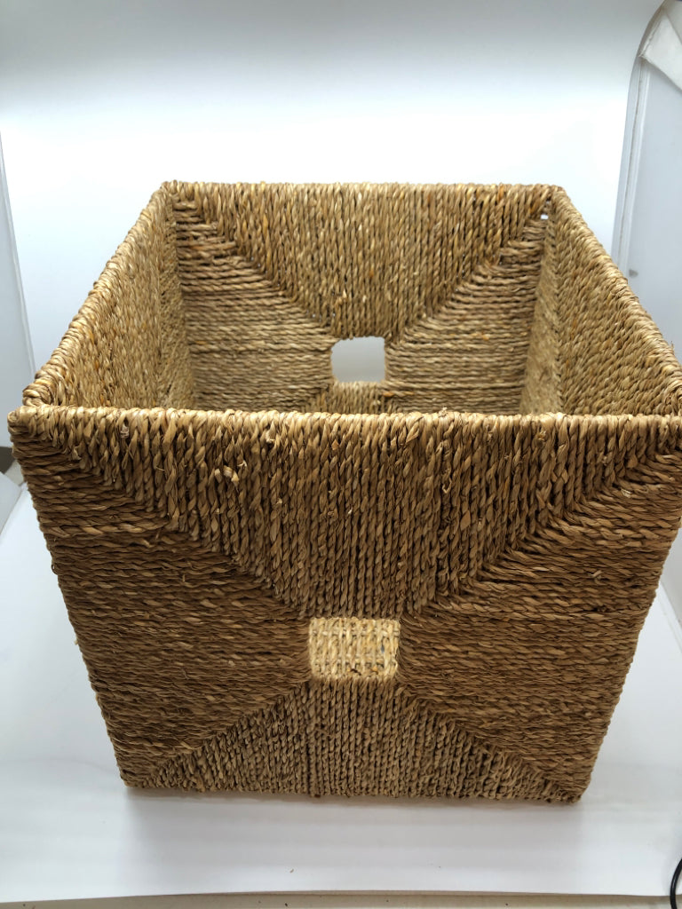 WOVEN WICKER STORAGE CUBE.