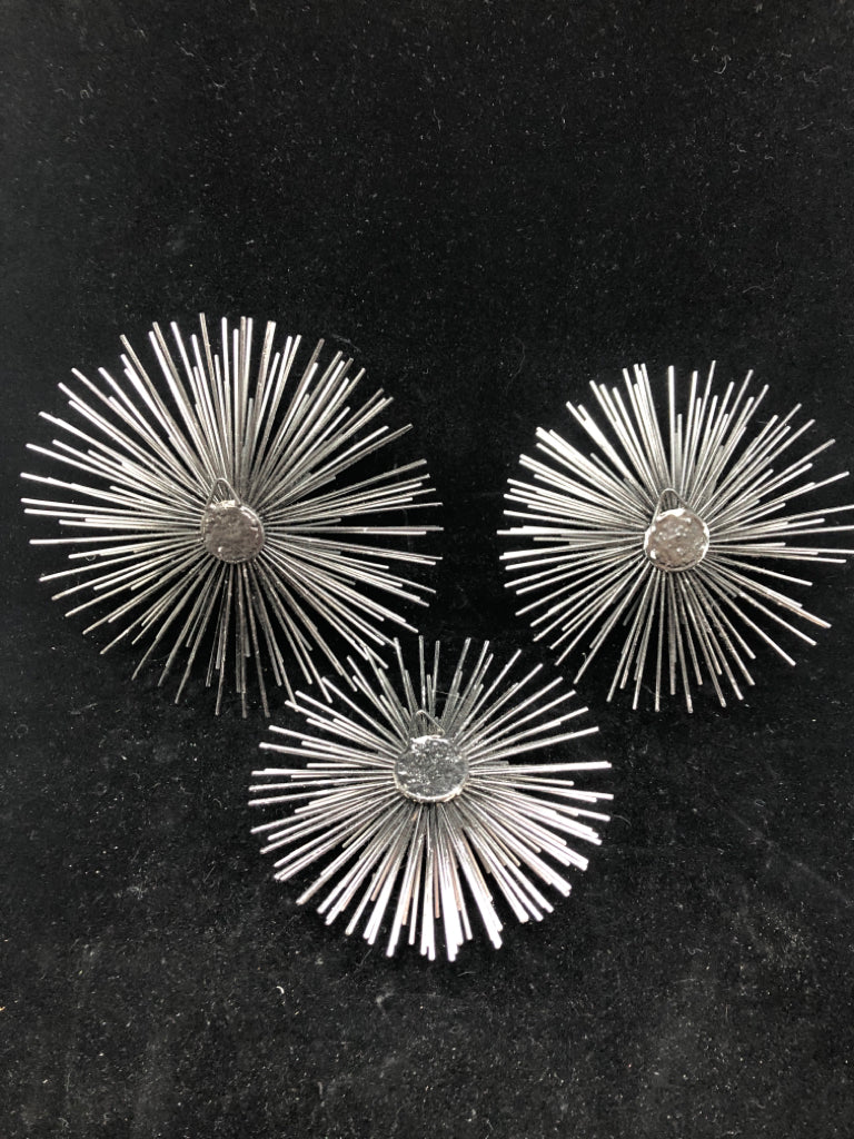 3 METAL SPIKE WALL ART.