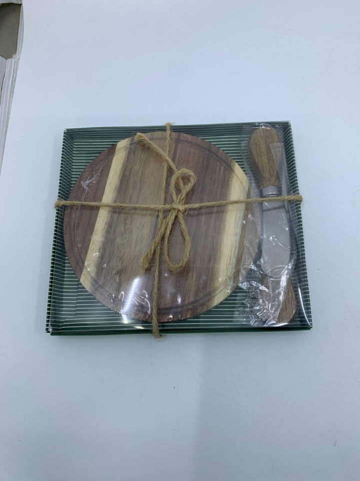 NIP SMALL WOOD CHEESE BOARD W/ 2 UTENSILS.