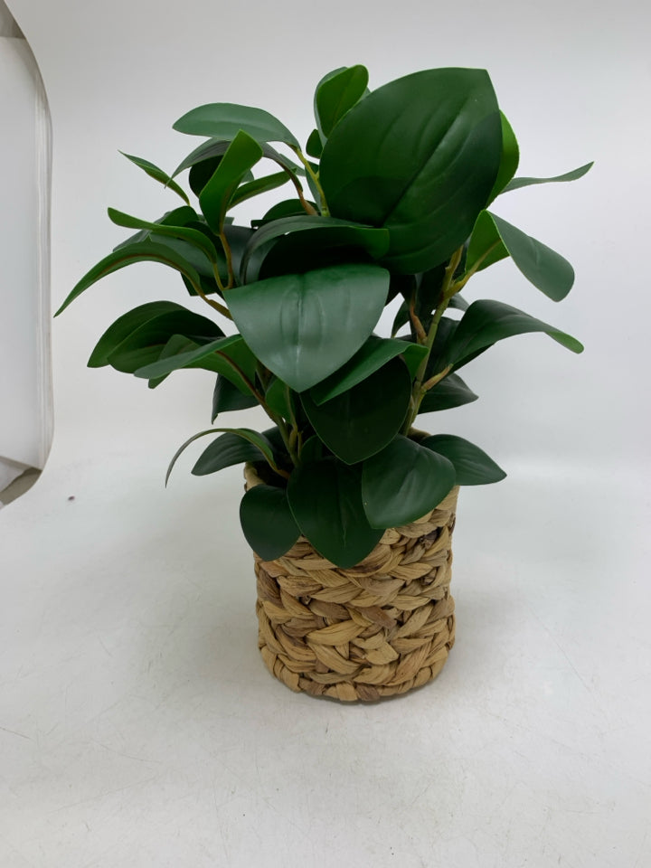 WOVEN PLANTER W/ FAUX LEAVES.