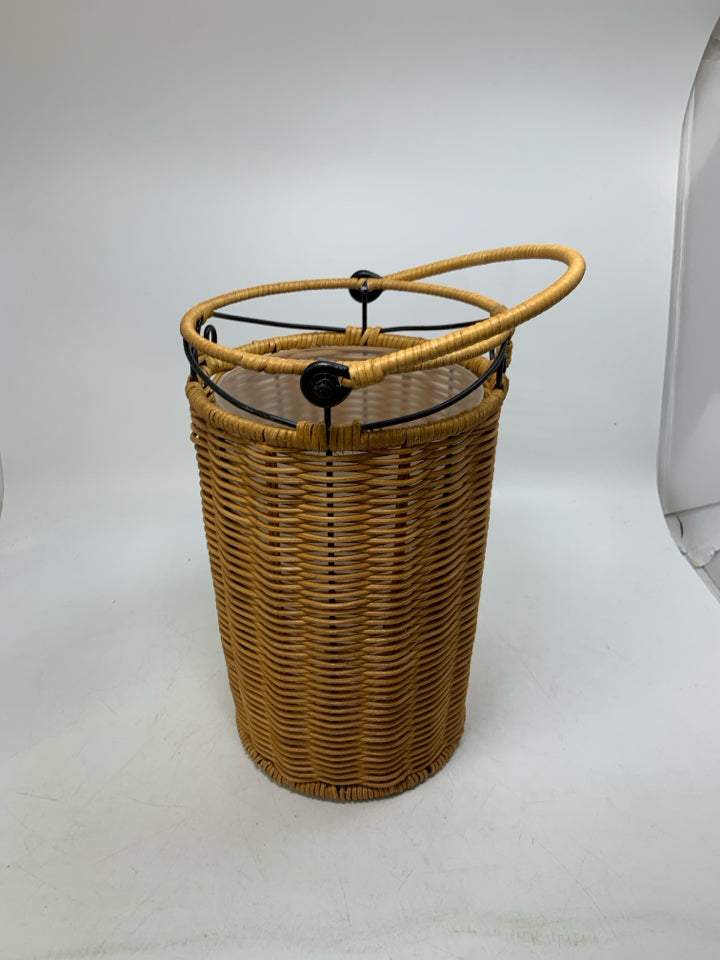 WOVEN WINE HOLDER W/ PLASTIC INSERT/HANDE.