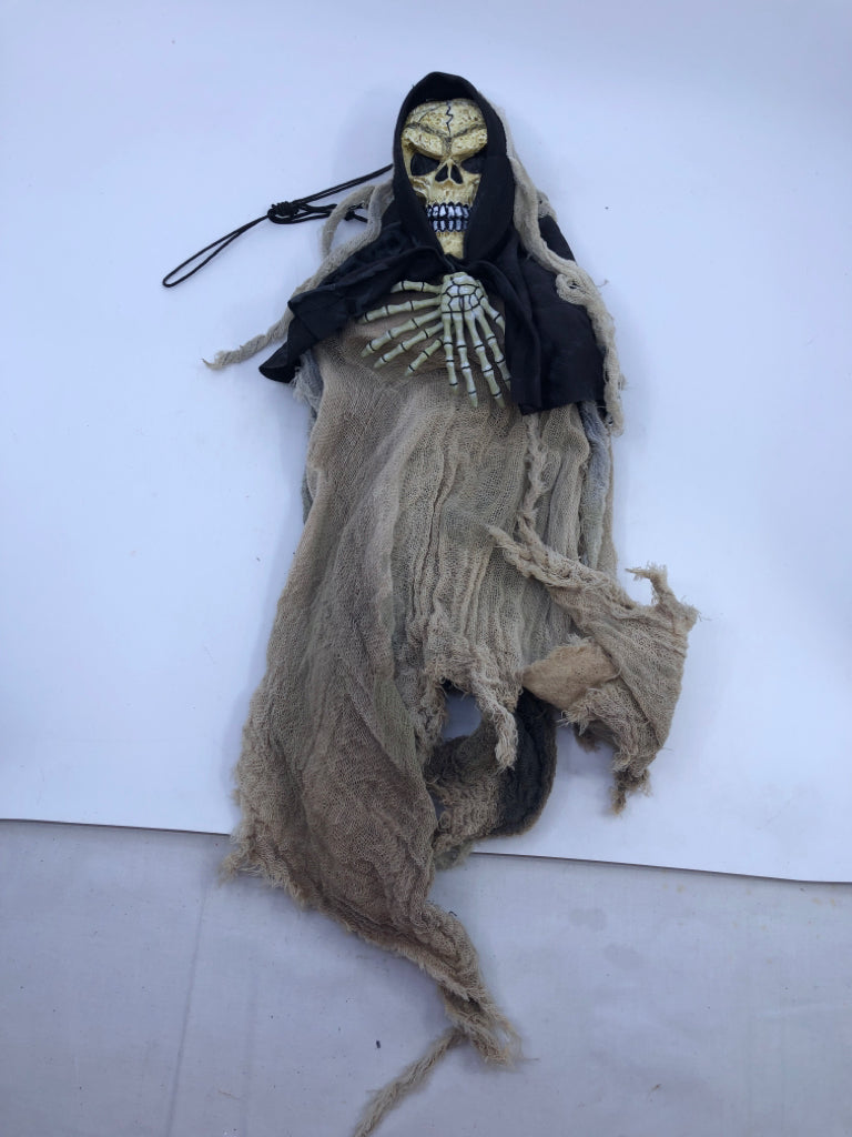 HANGING GHOST SKELETON.