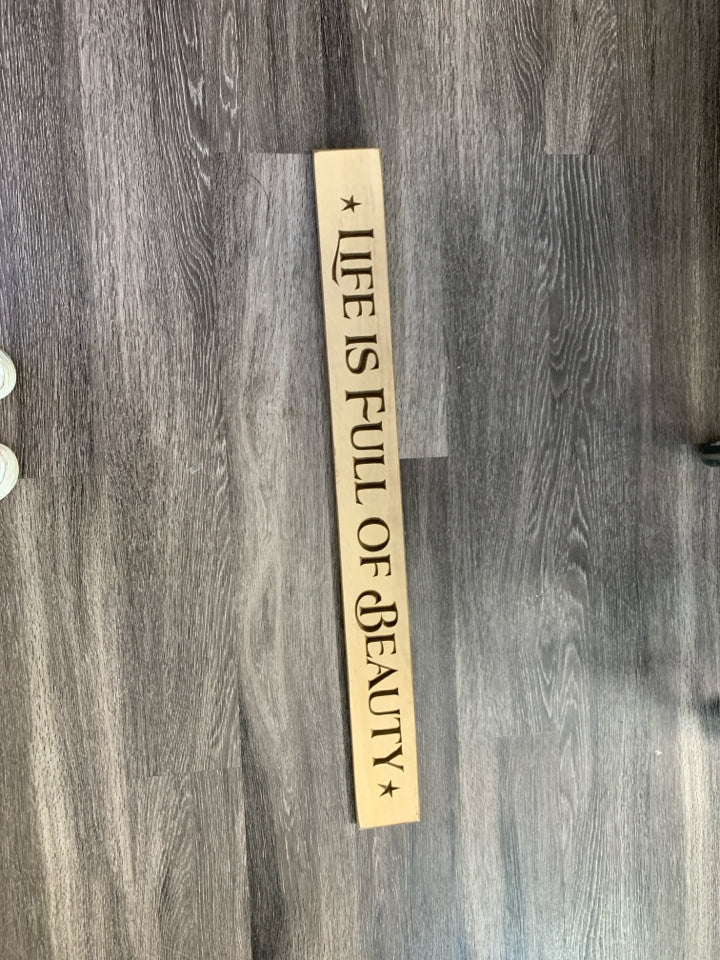 WOOD CARVED LIFE IN FULL OF BEAUTY.