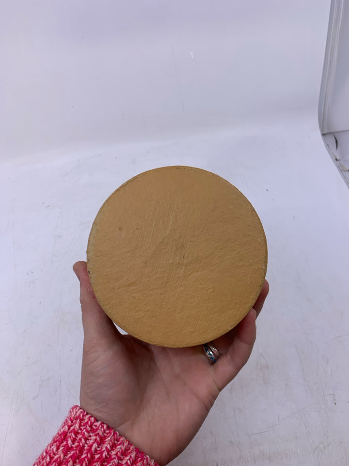 SMALL CIRCLE DECORATIVE BOX TAN.