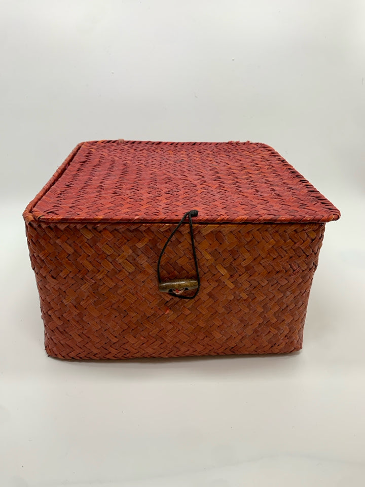RED WICKER BASKET W/LID AND TIE.
