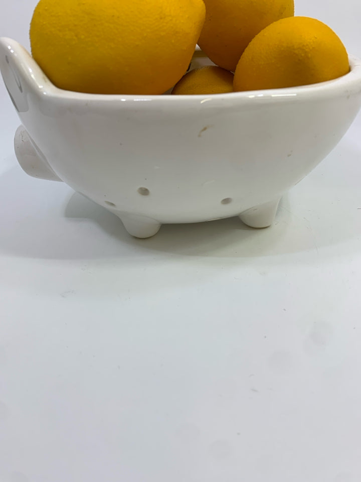 WHITE PIG DISH WITH LEMONS.