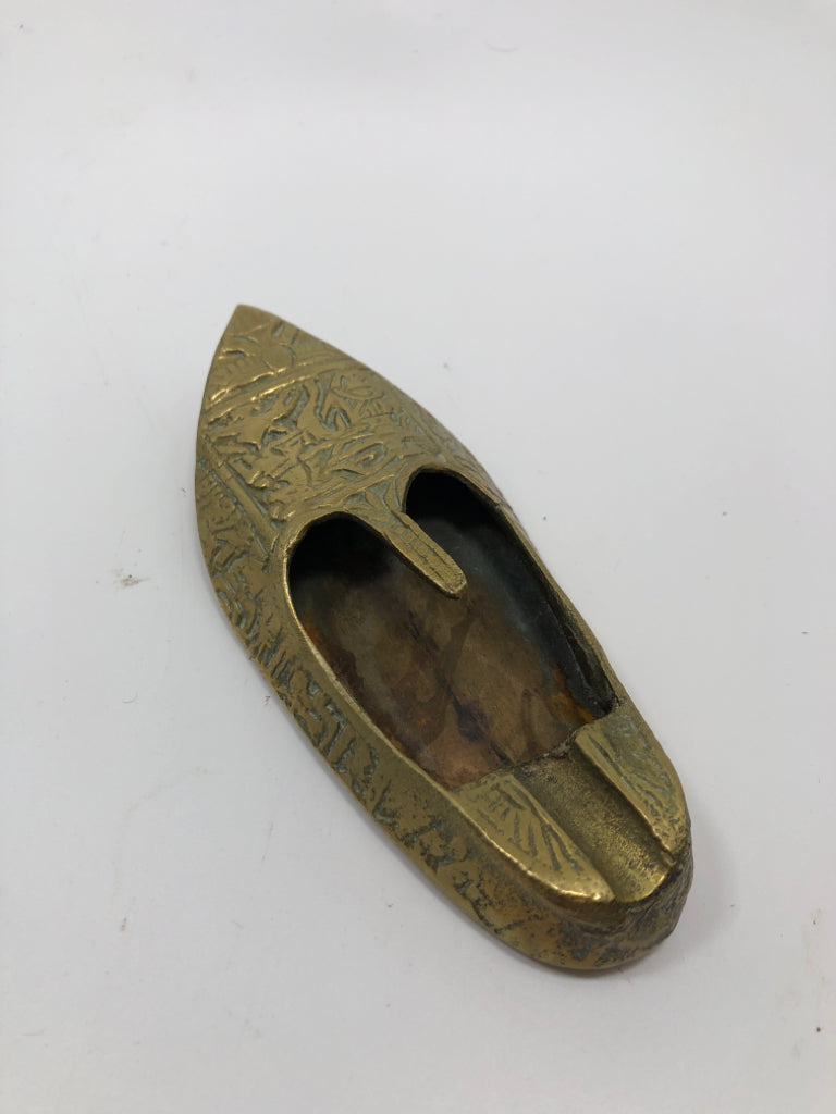 VTG GOLD HAND ETCHED SHOE ASHTRAY.