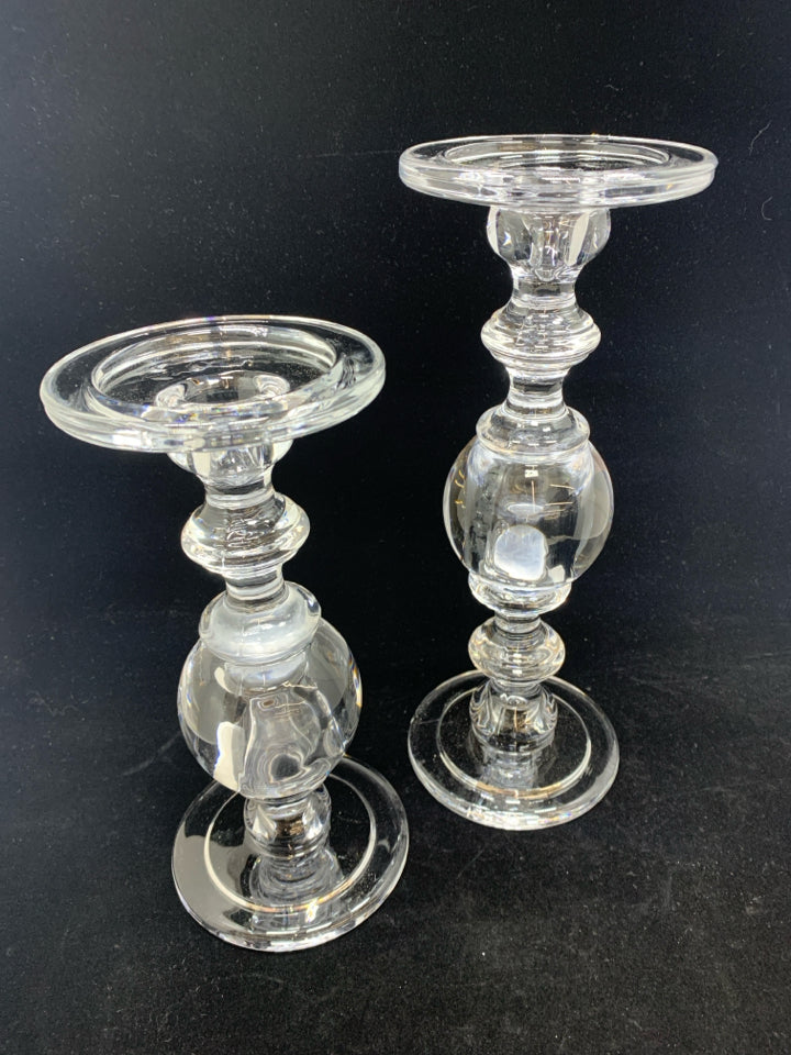 2 CLEAR GLASS BULB SHAPED CANDLESTICK HOLDERS.