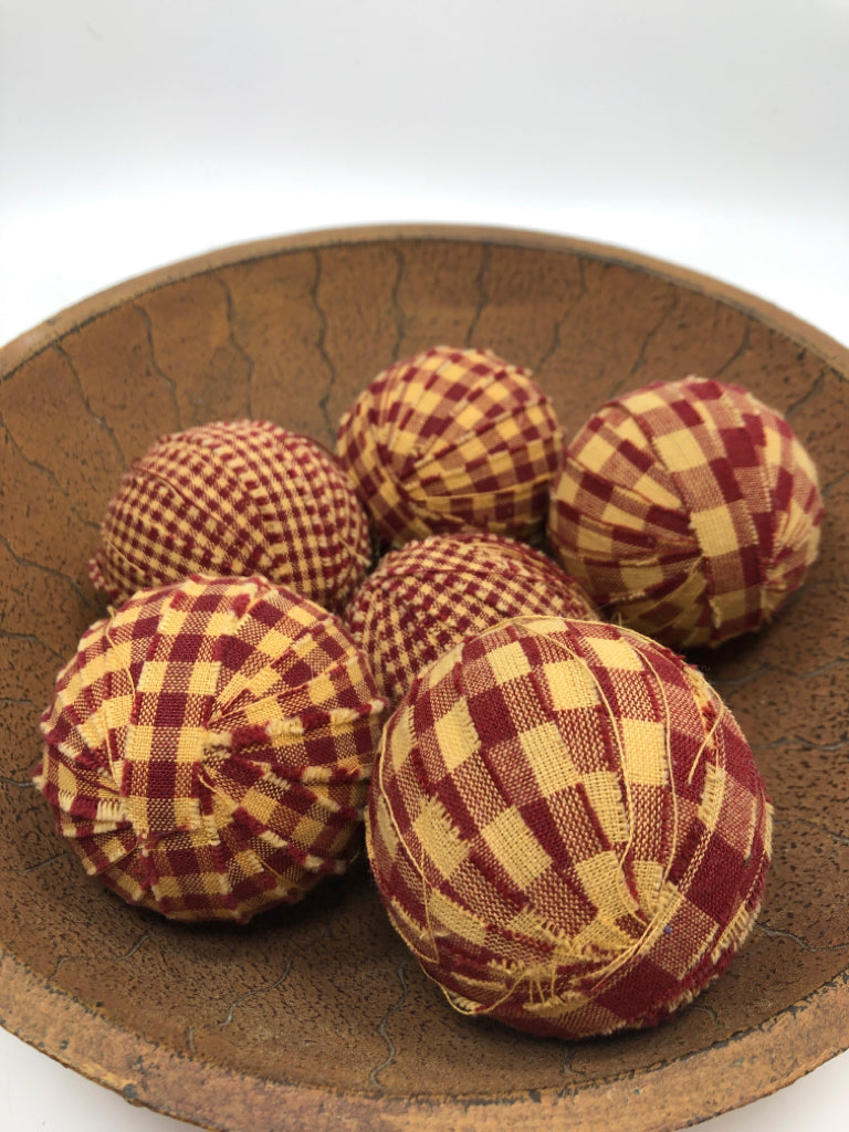 PRIMITIVE WOOD BOWL W/6 RED PLAID FILLER BALLS.