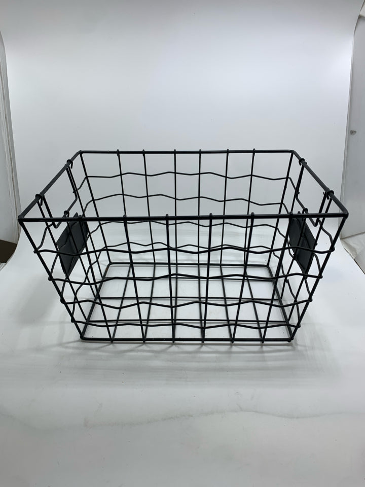 METAL BASKET W/LABEL SPOT.
