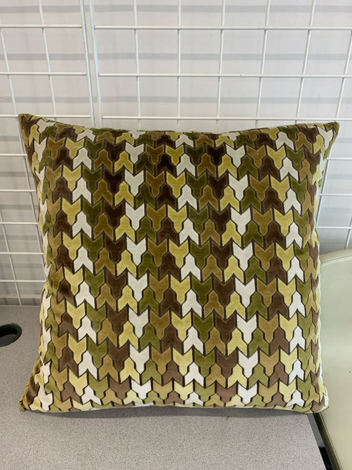 BROWN/TAN GEOMETRIC PILLOW.