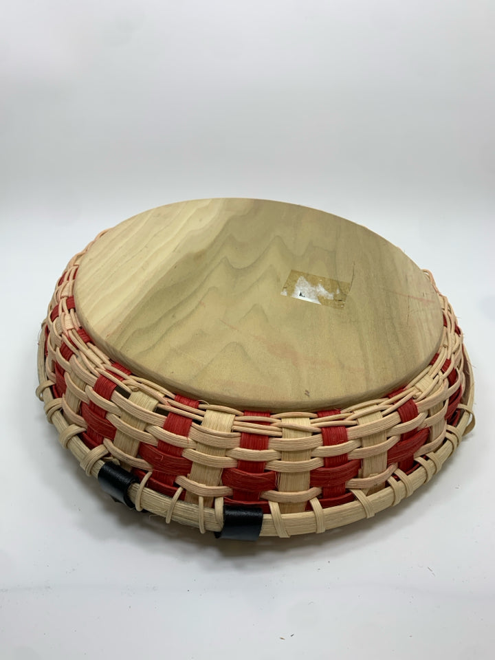 ROUND WOVEN BASKET TRAY W/BLACK FAUX LEATHER HANDLES.