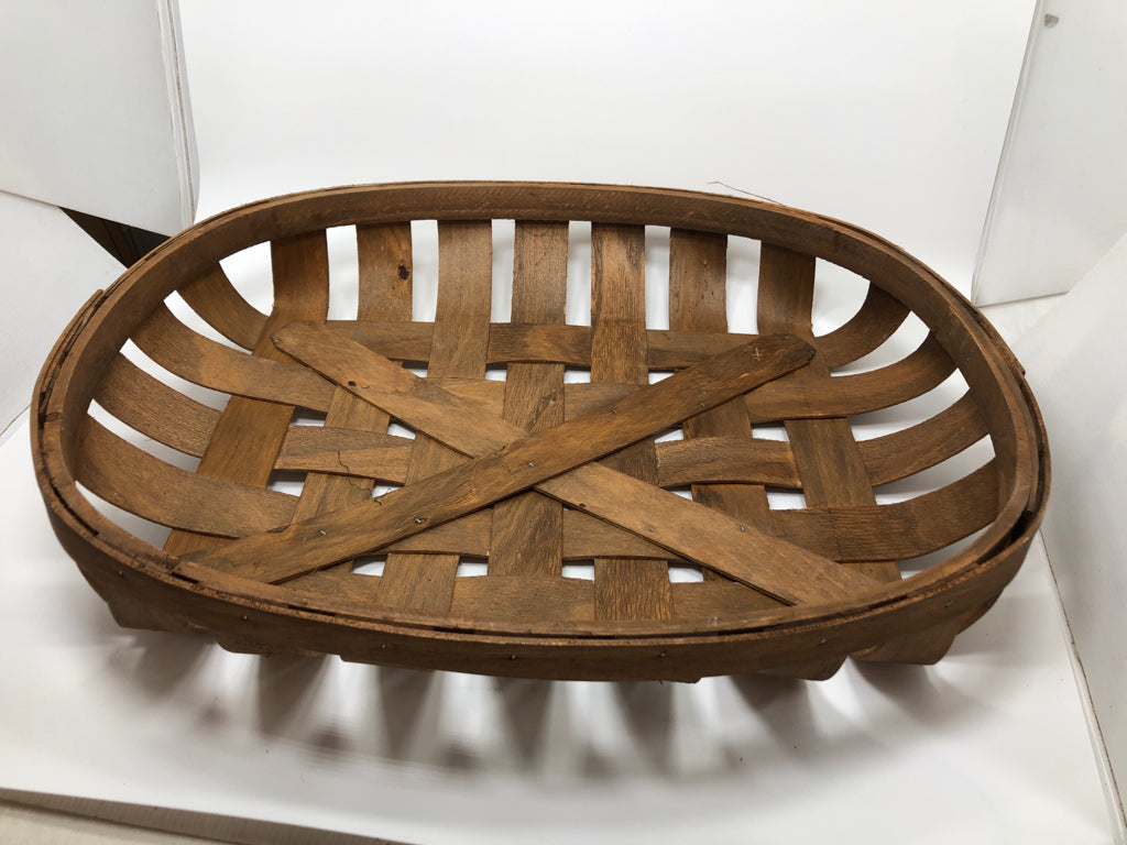 BROWN WICKER TOBACCO BASKET TRAY.