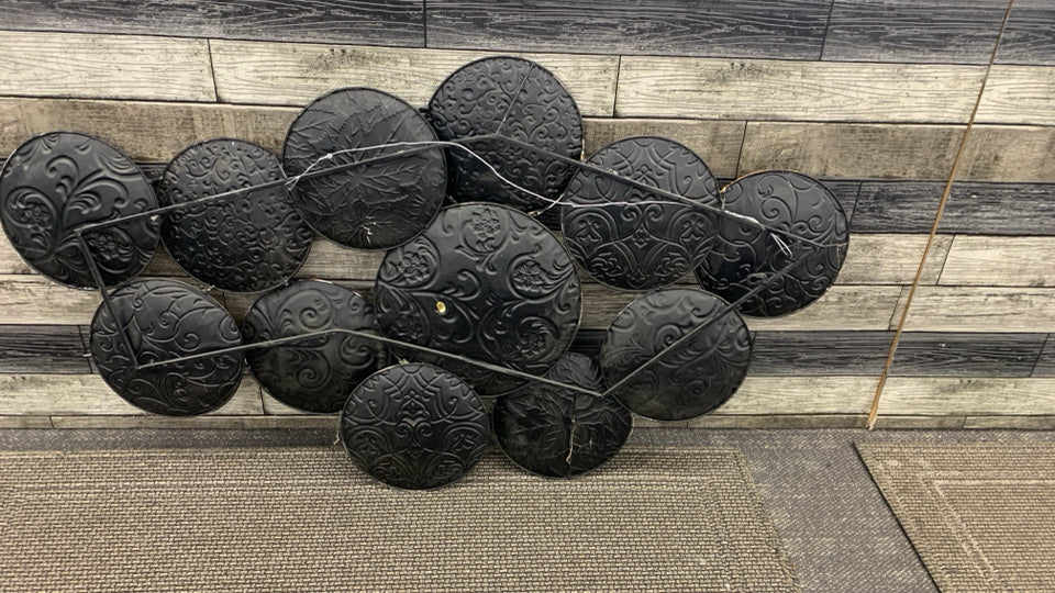 MULTI-COLOR METAL CIRCLE WALL-HANGING.