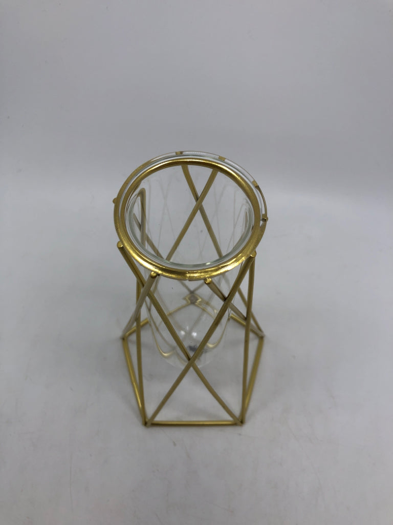GLASS BUD VASE IN GOLD GEOMETRIC STAND.