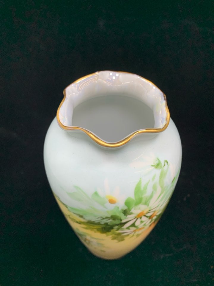 VTG DAISY PAINTED VASE W/GOLD RUFFLED RIM- AUSTRIA.