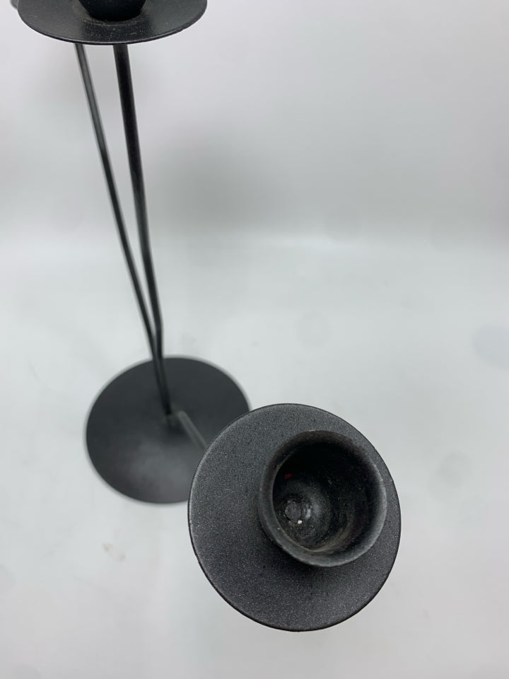 3-CANDLE WAVY METAL CANDLE HOLDER.