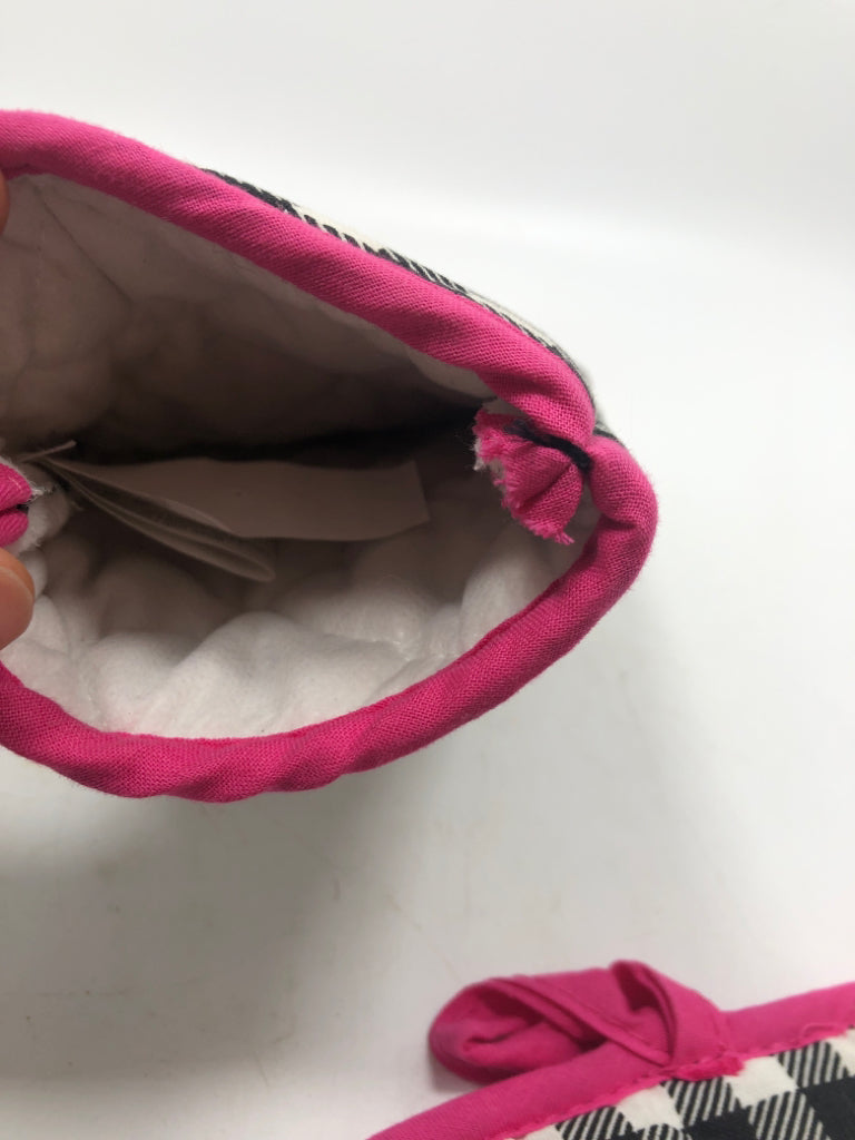 2PC PINK LINED CHECKERED KIDS OVEN MIT & POT HOLDER.