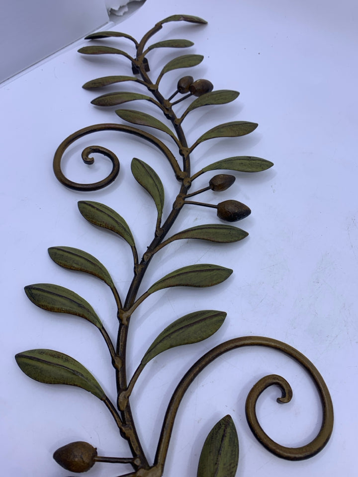 METAL GREEN LEAF AND OLIVE WALL HANGING.