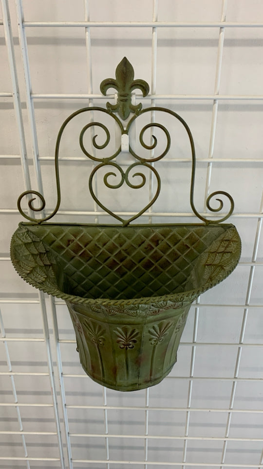 METAL WALL MOUNT PLANTER W/DISTRESSED FINISH.