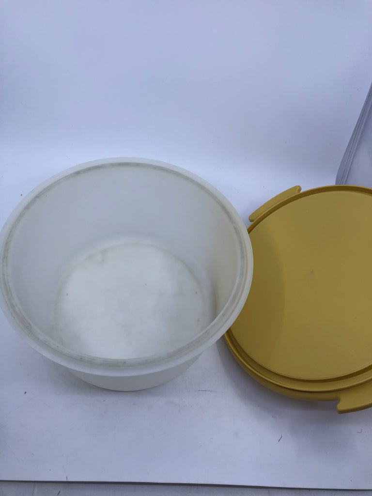 PLASTIC TUPPERWARE CAKE CARRIER.