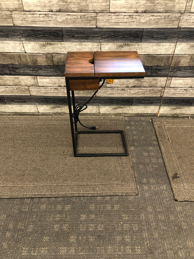 WOOD TOP SIDE TABLE W/BLACK METAL FRAME AND POWER STRIP.