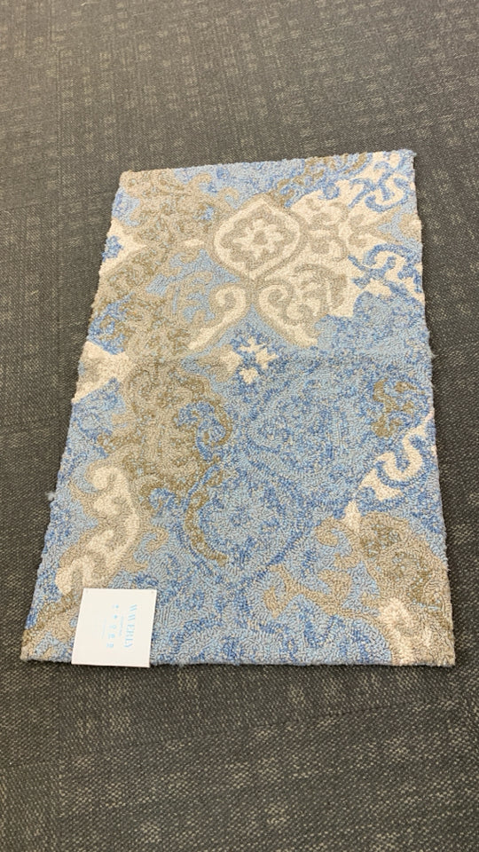 NWT BLUE WAVERLY ACCENT RUG.