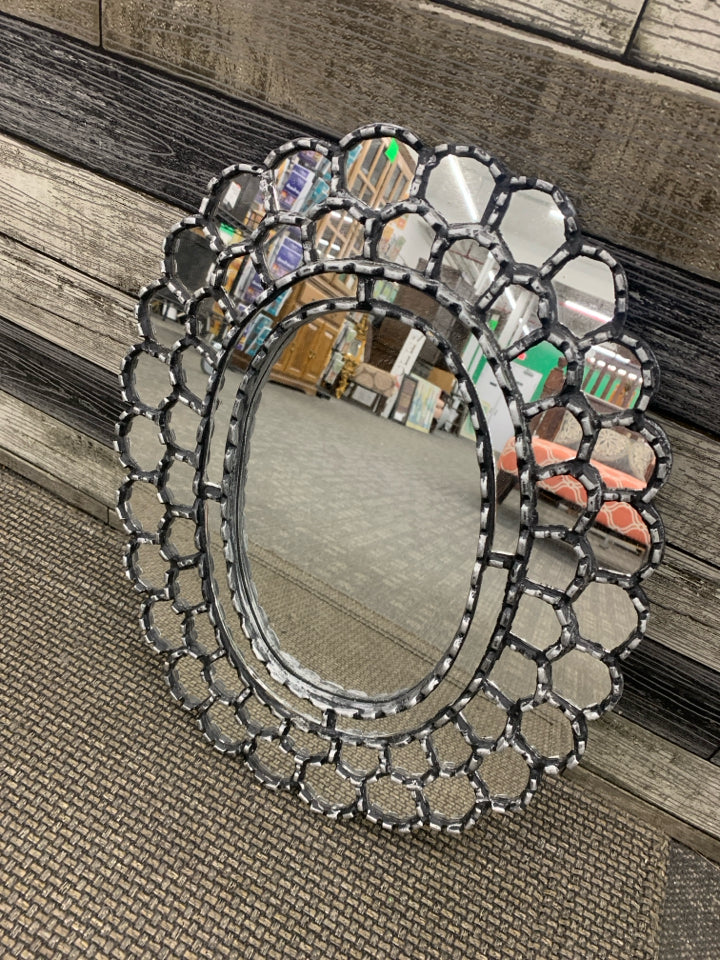 SCALLOPED GRUNGE-STYLE MIRROR.