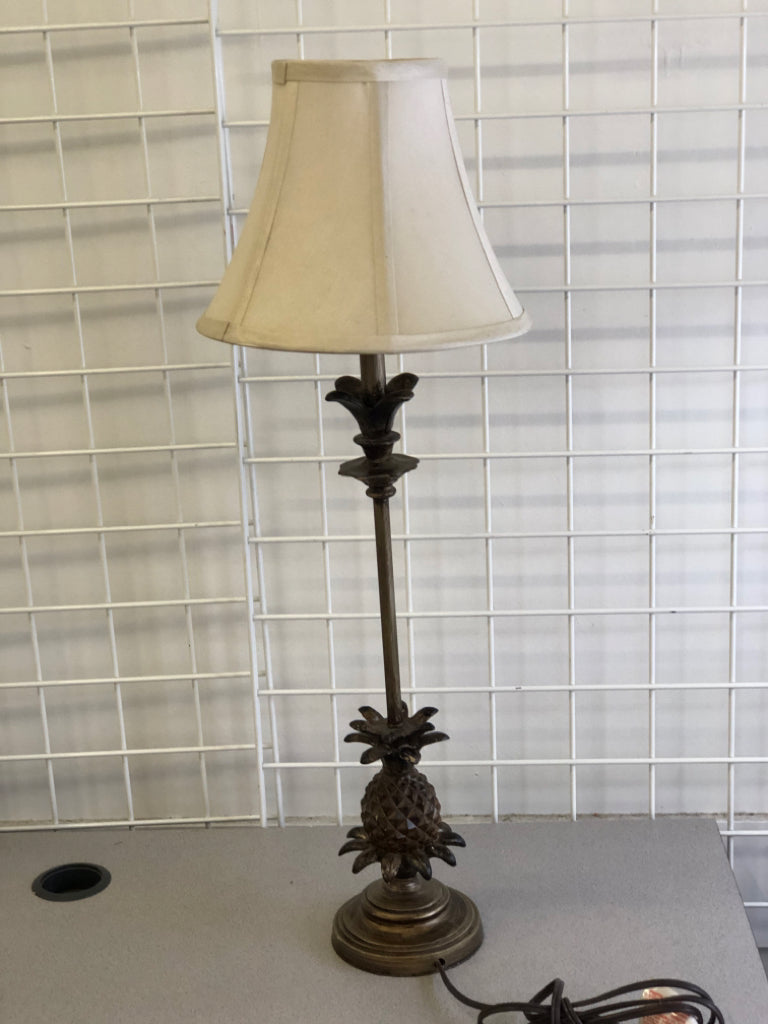 PINEAPPLE METAL BASE TABLE LAMP W/TAN SHADE.