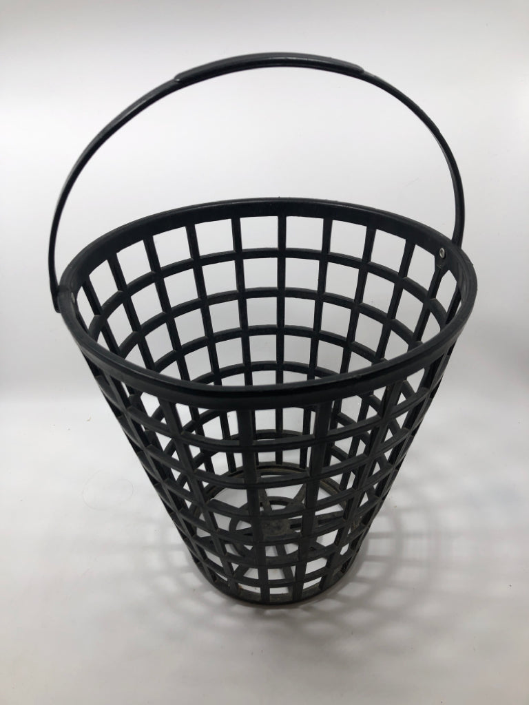 METAL BASKET W/HANDLE.