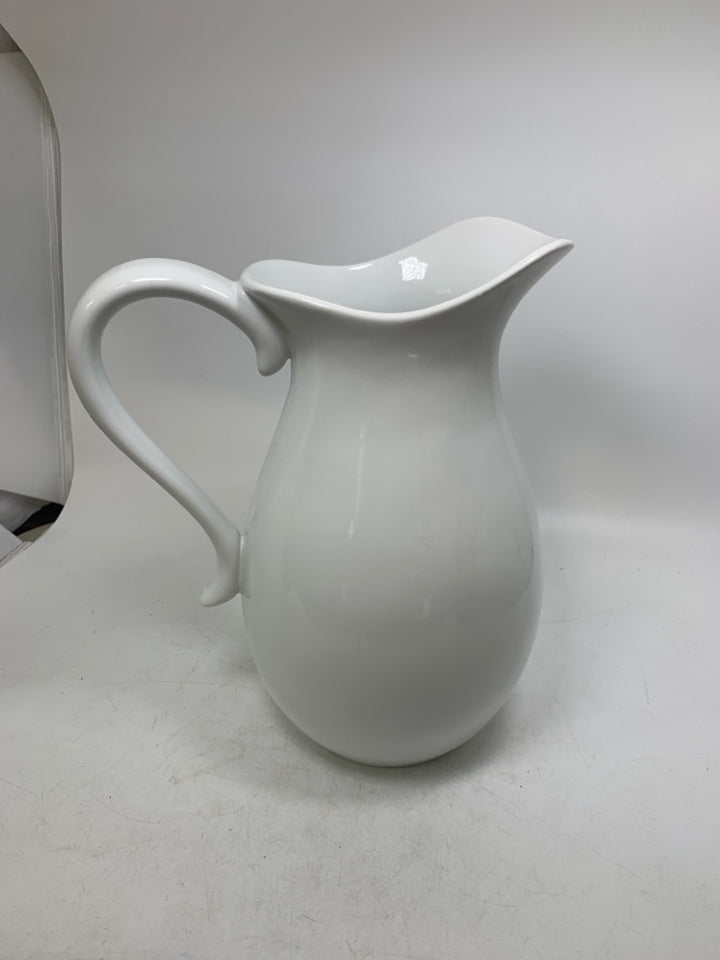 LARGE PORCELAIN PITCHER/VASE.