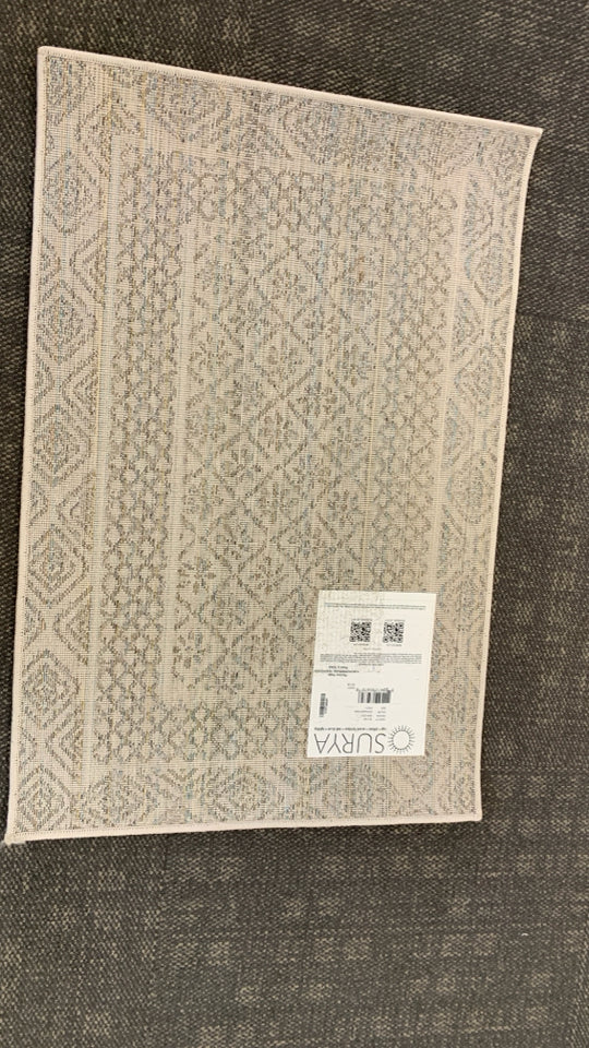 ANTHRACITE/CREAM SURYA RUG.