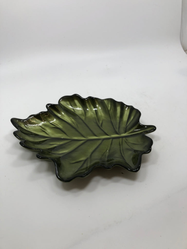 GLOSSY LEAF CATCH-ALL DISH.