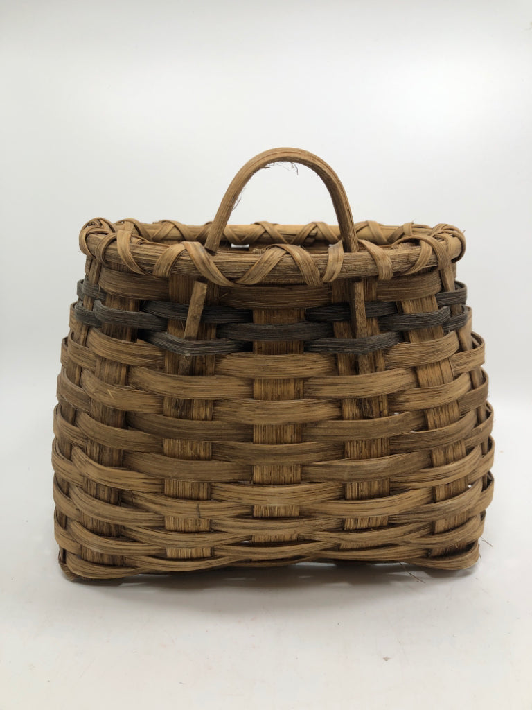 OVAL WOVEN TWO TONE WALL BASKET.