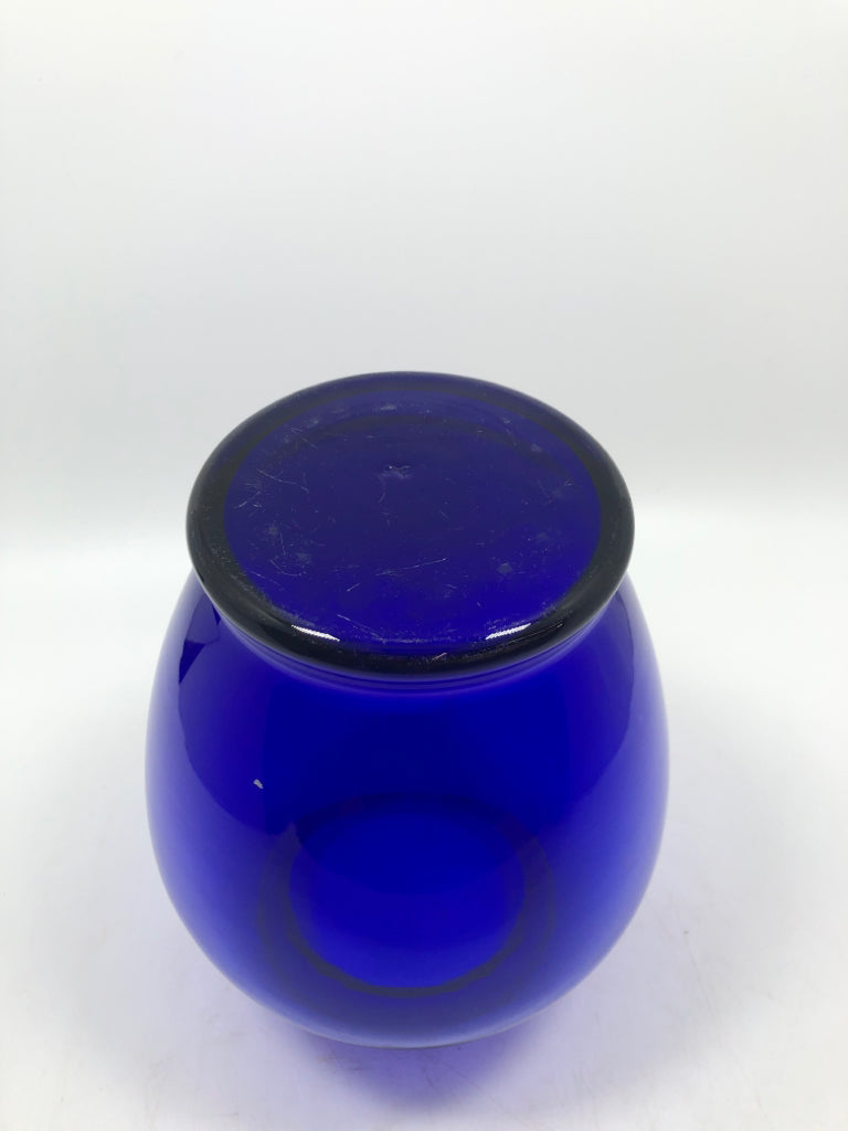 SM BLUE GLASS VASE.
