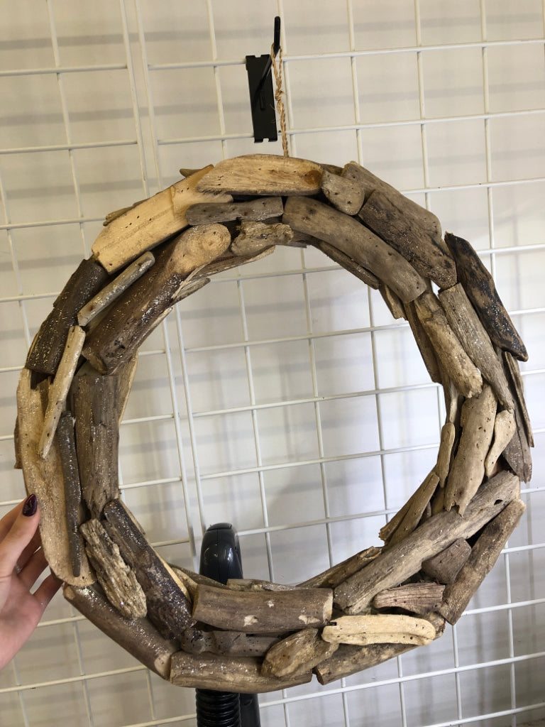 SPARKLY DRIFTWOOD WREATH.
