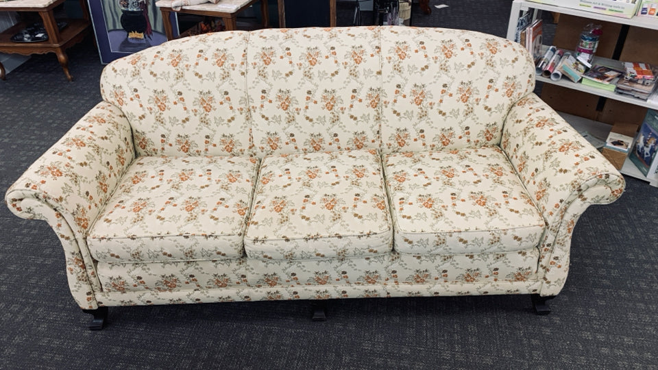 VTG FLORAL W/ DARK LEGS CREAM COUCH.
