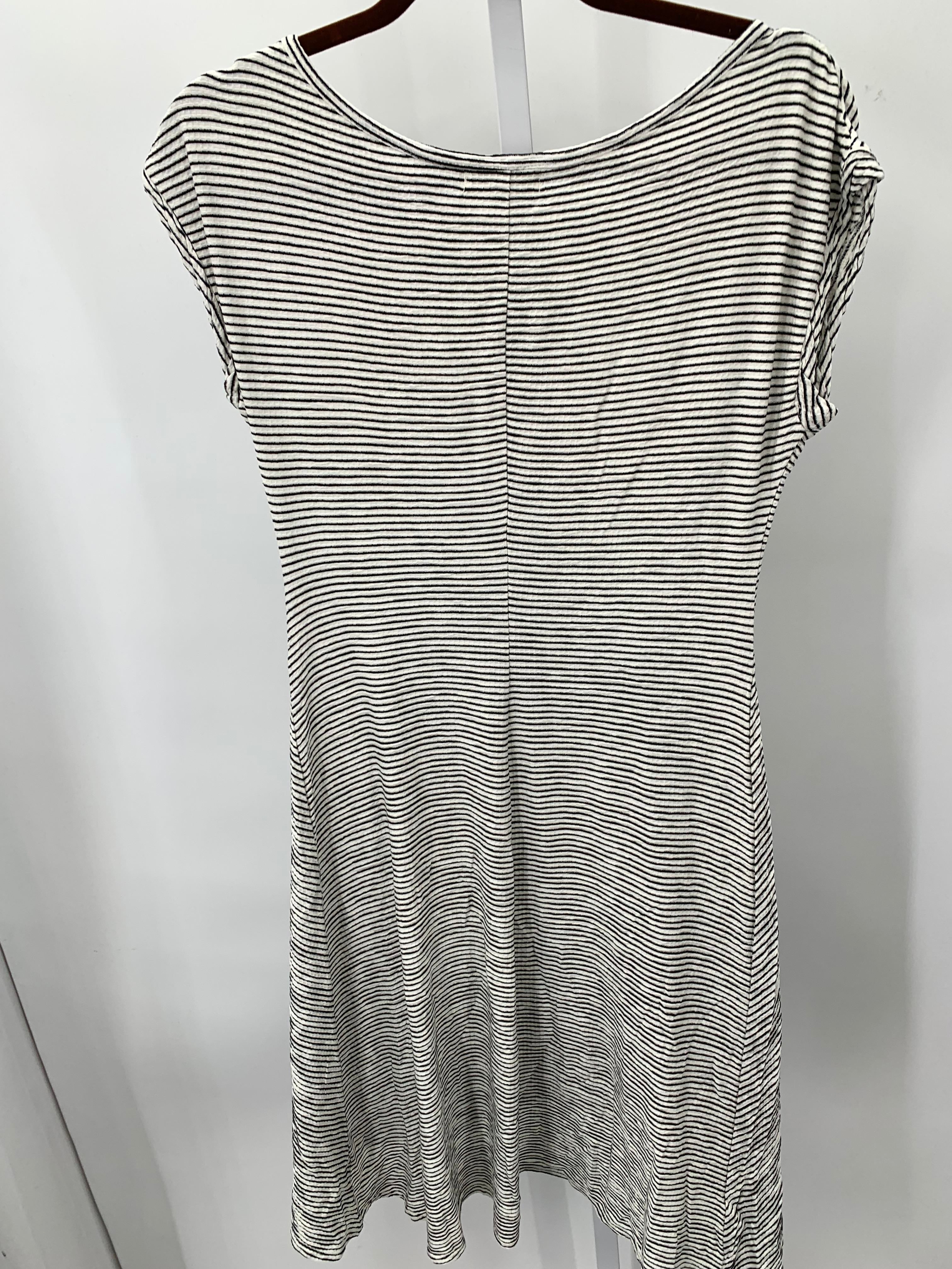 Max Studio Size Medium Misses Short Sleeve Dress