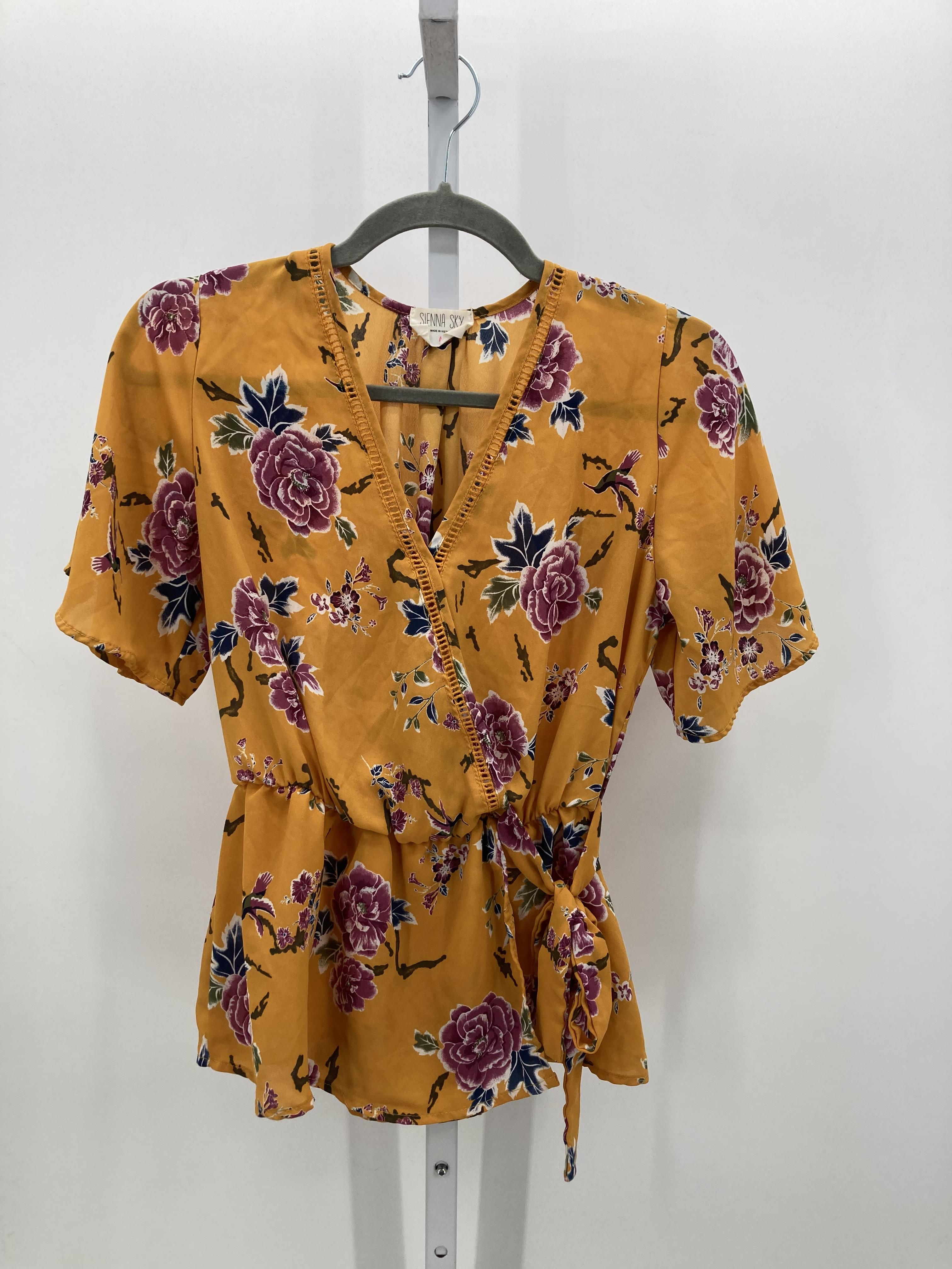 Size Medium Juniors Short Sleeve Shirt