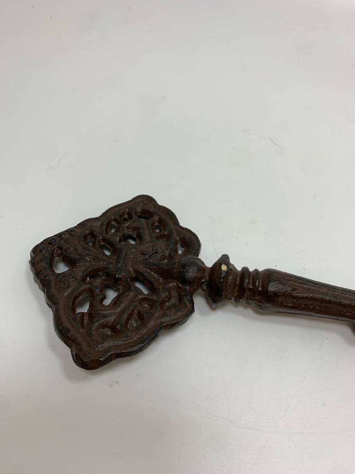 OVERSIZED METAL SKELETON KEY.