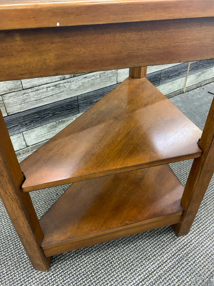 CORNER END TABLE W/TRIANGULAR YELLOW &BLUE DESIGN.