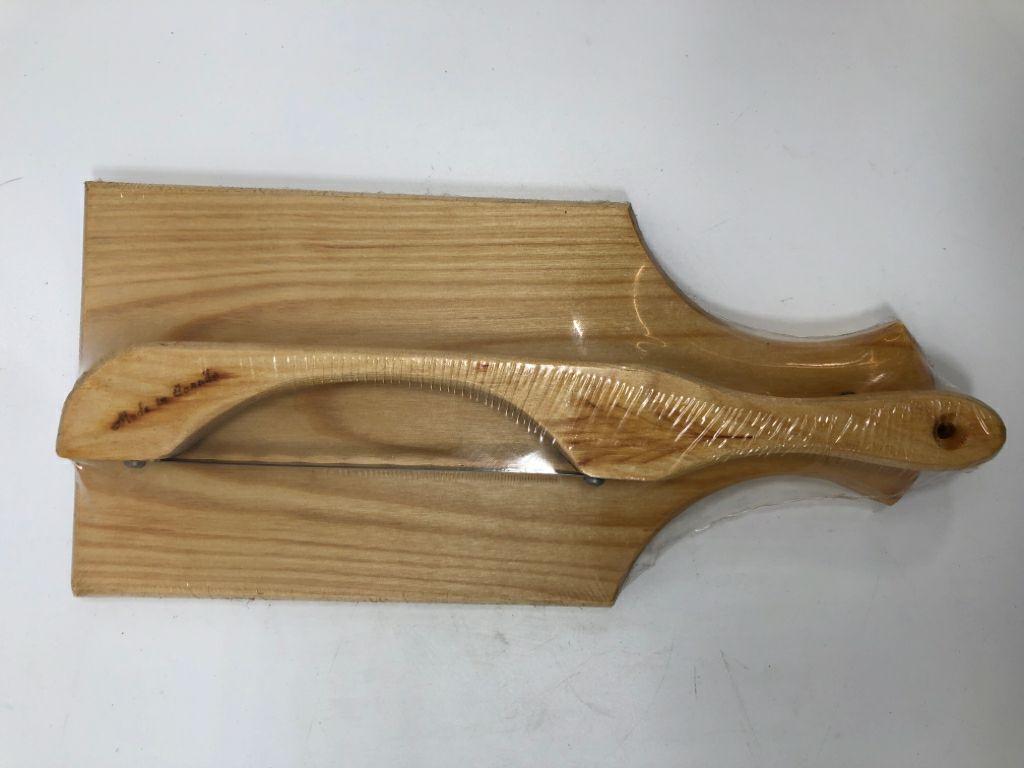 NIP BREAD BOARD W/SLICER.