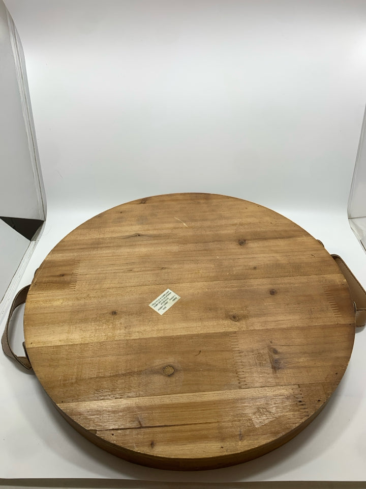 ROUND WOODEN TRAY W/LEATHER HANDLES.