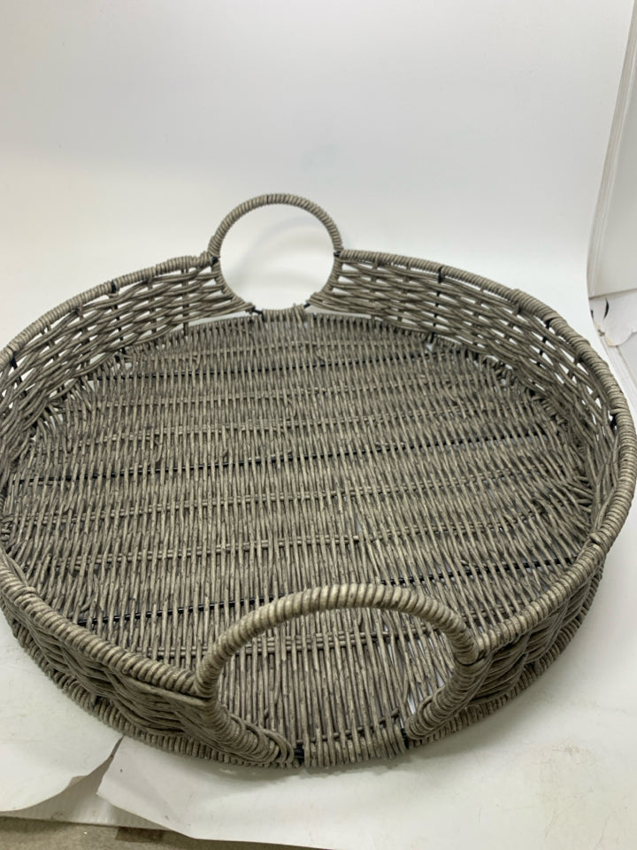 PLASTIC WOVEN CIRCLE TRAY.