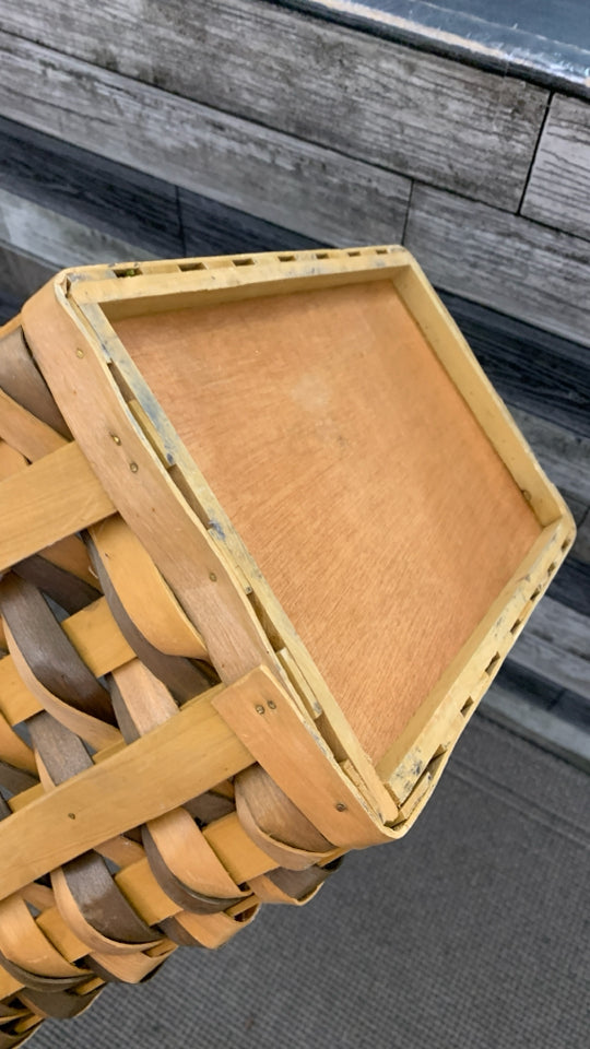 2-TONED WOVEN BASKET W/WOODEN HANDLES.